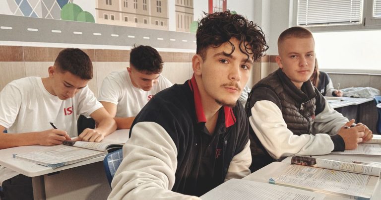 Alunos do ensino médio estudando em sala de aula