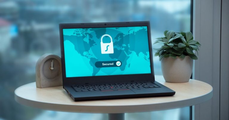 Laptop com ícone de cadeado representando privacidade na internet