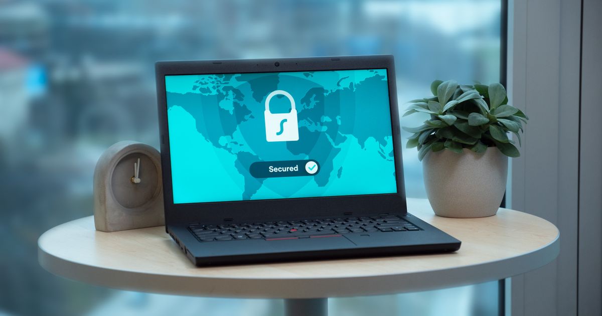 Laptop com ícone de cadeado representando privacidade na internet