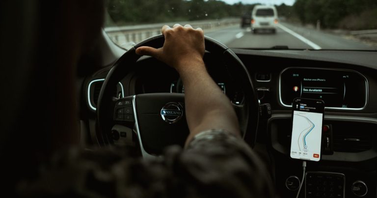Motorista dirigindo com GPS no smartphone