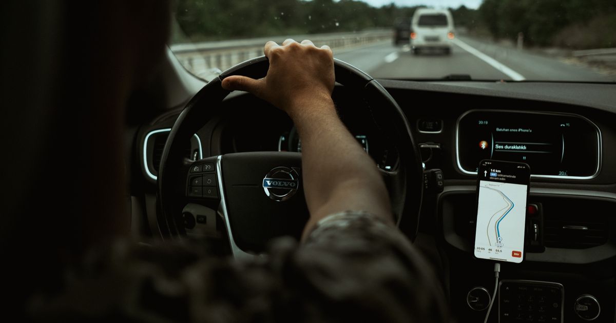 Motorista dirigindo com GPS no smartphone