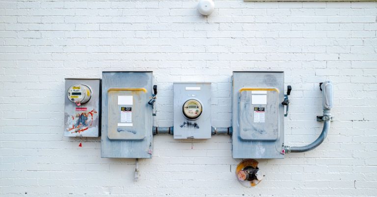 Caixas elétricas e medidores de energia