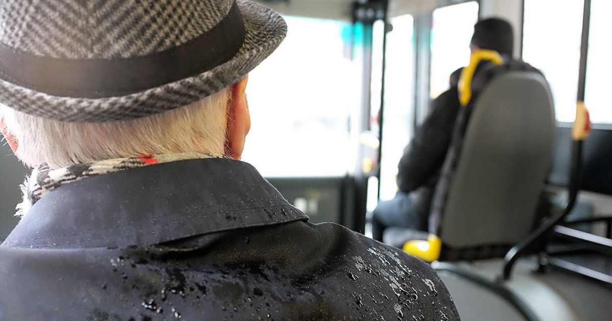 Homem idoso em viagem de ônibus