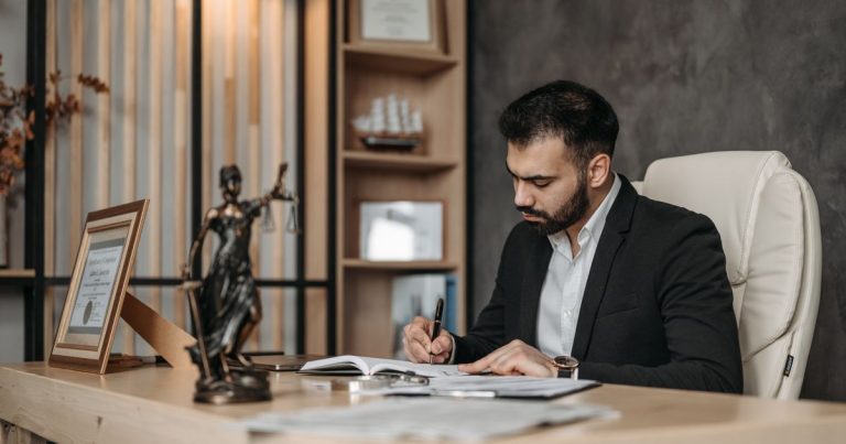 Advogado analisando documentos no escritório