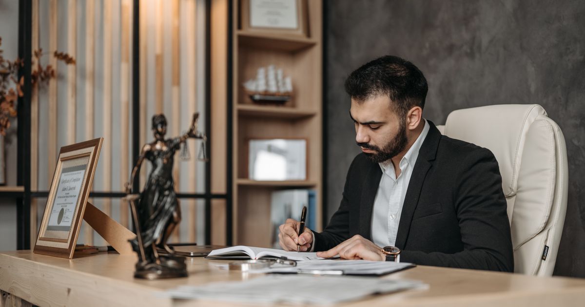 Advogado analisando documentos no escritório