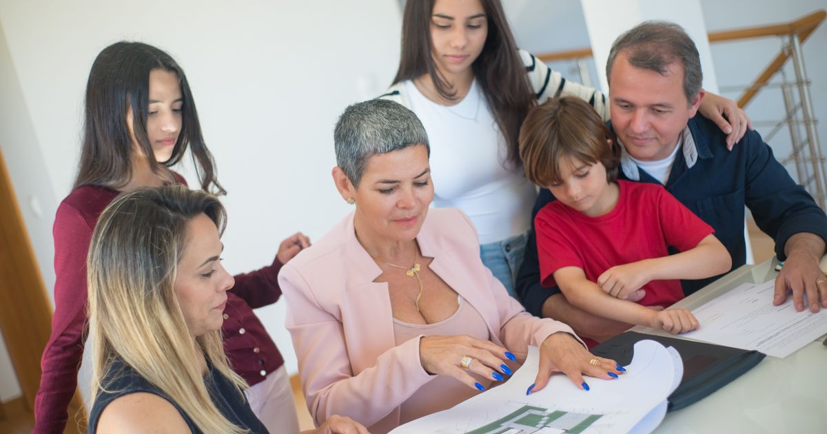 Família discutindo planejamento patrimonial