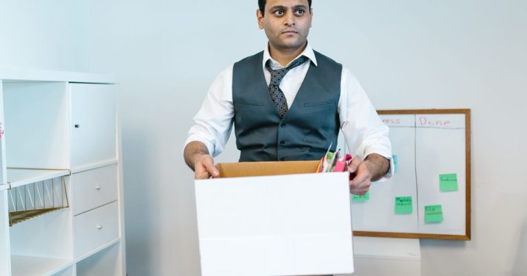 Profissional organizando pertences para deixar o emprego