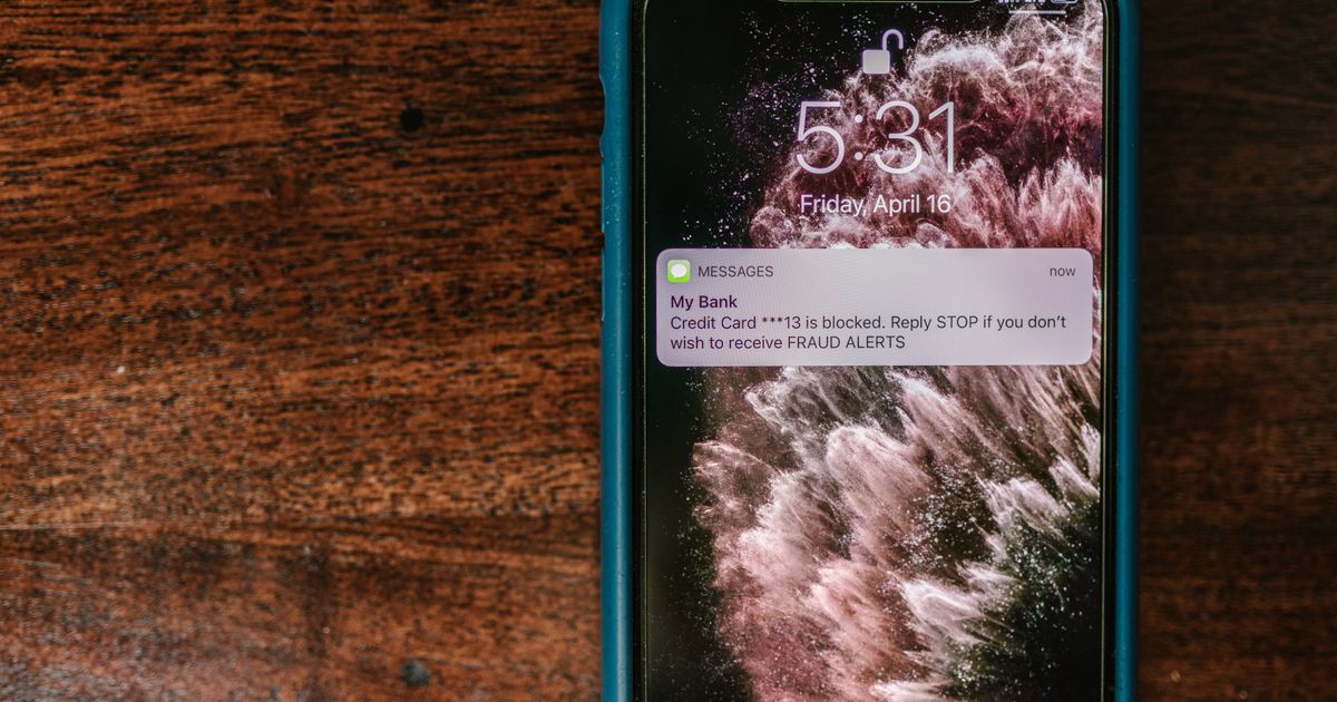 Smartphone exibindo mensagem de alerta de fraude