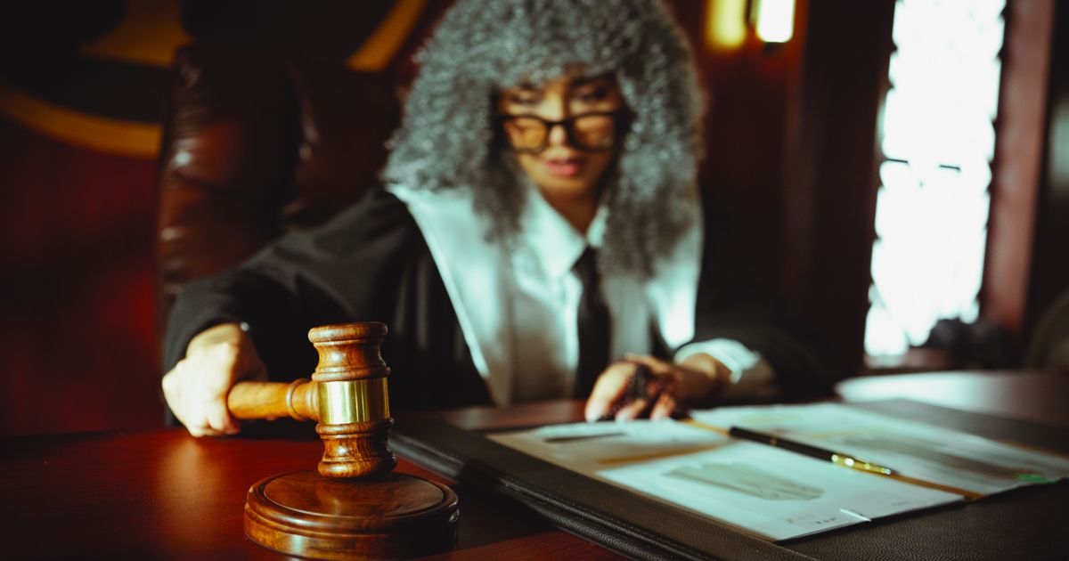 Juíza conduzindo audiência no tribunal