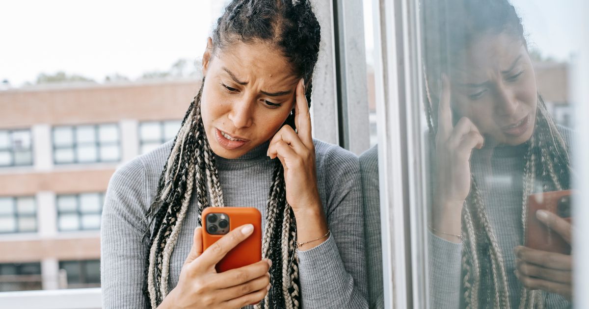 Consumidora insatisfeita olhando o celular