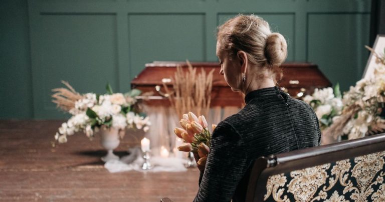 Mulher em luto segurando flores