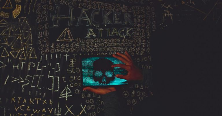 Hacker de capuz usando tablet