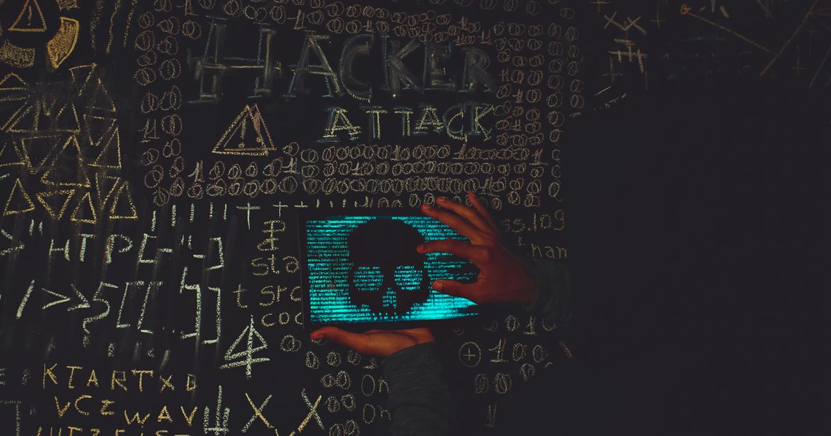 Hacker de capuz usando tablet