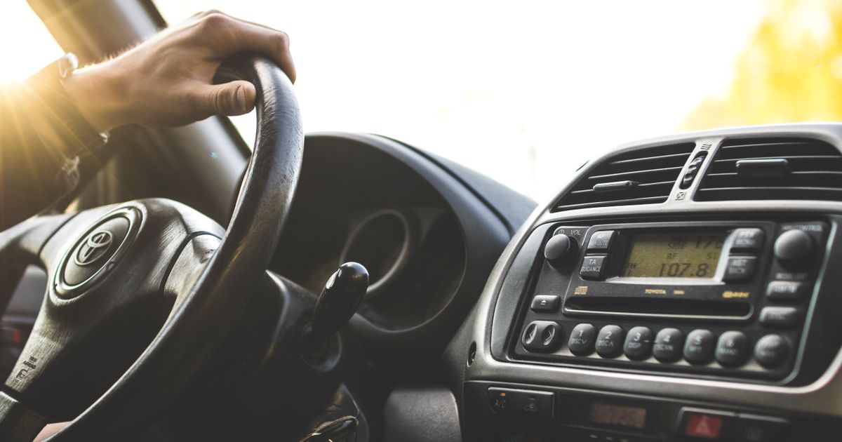 Mão no volante de um carro