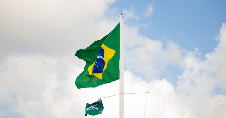 Bandeira do Brasil tremulando