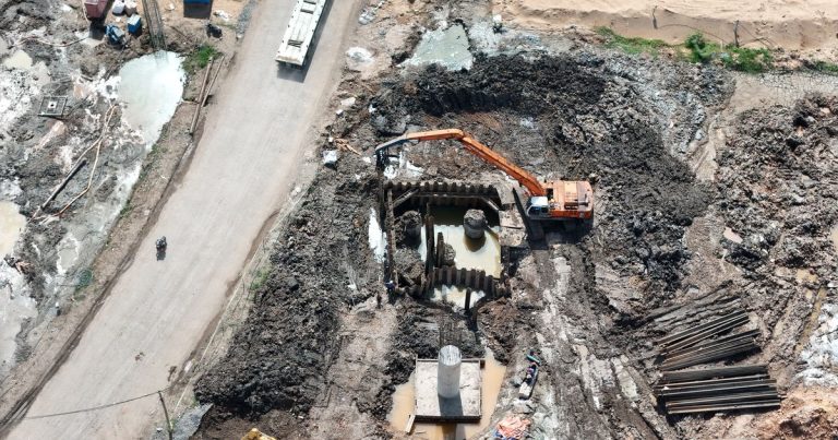 Vista aérea de canteiro de obras com escavadeira