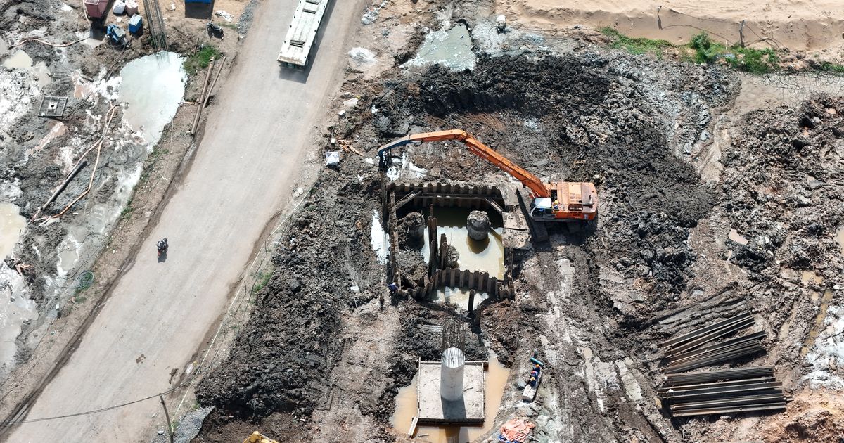 Vista aérea de canteiro de obras com escavadeira
